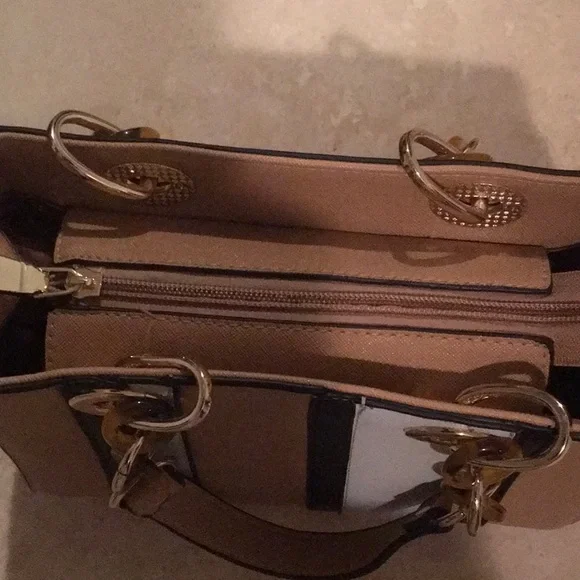 Cute Handbags with crossbody strap. - Picture 6 of 9